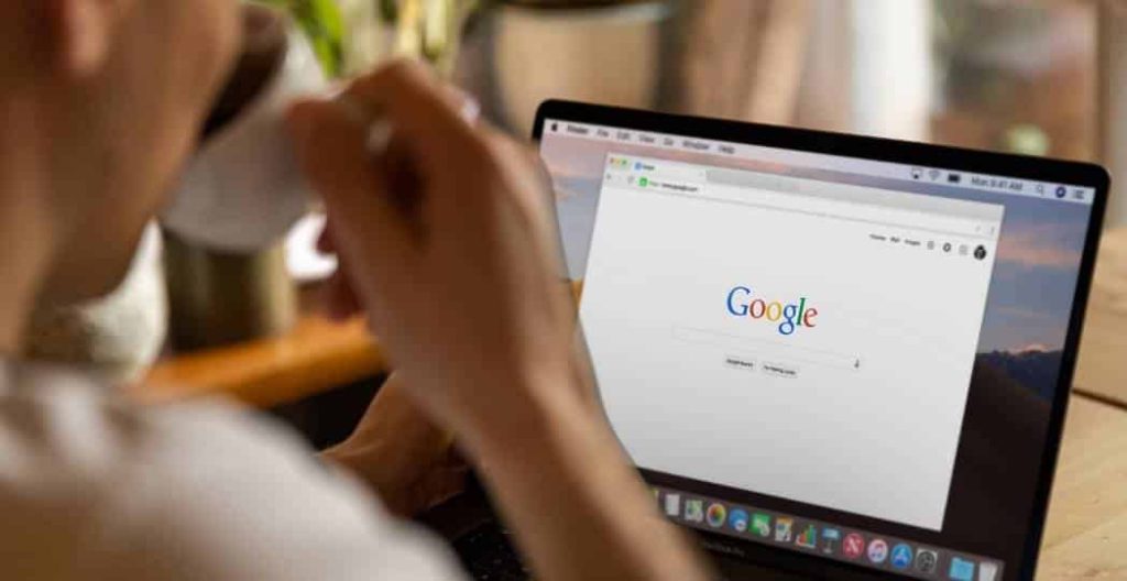 pessoa-acessando-o-google